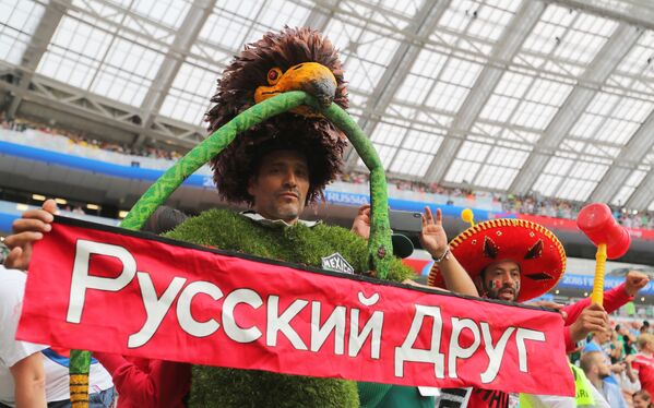 Các fan bóng đá của đội tuyển Mexico trước khi bắt đầu trận đấu vòng bảng của World Cup 2018 giữa hai đội tuyển Đức và Mexico. Dòng chữ trên tờ biểu ngữ: «Người bạn Nga » - Sputnik Việt Nam