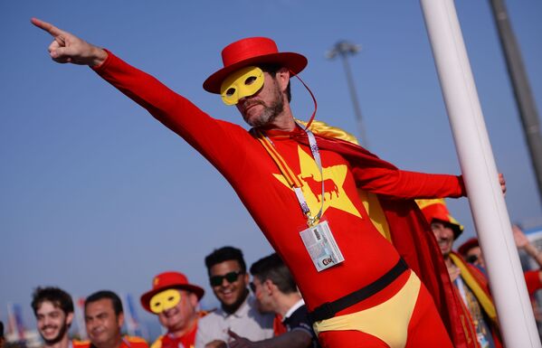 Fan của đội tuyển Tây Ban Nha trước trận đấu giữa hai đội Bồ Đào Nha và Tây Ban Nha - Sputnik Việt Nam