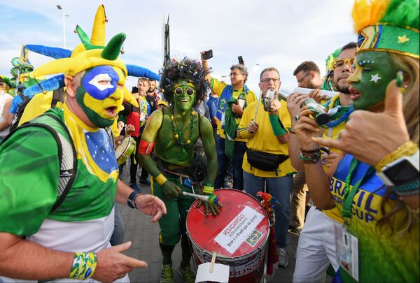 Các fan của đội tuyển Brazil trước trận đấu giữa Brazil và Thụy Sĩ - Sputnik Việt Nam