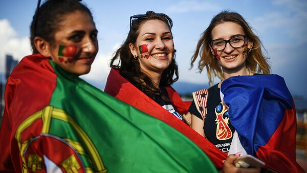 Những người hâm mộ đội tuyển quốc gia Bồ Đào Nha trước trận đấu Bồ Đào Nha vs Tây Ban Nha tại bảng B World Cup 2018 - Sputnik Việt Nam