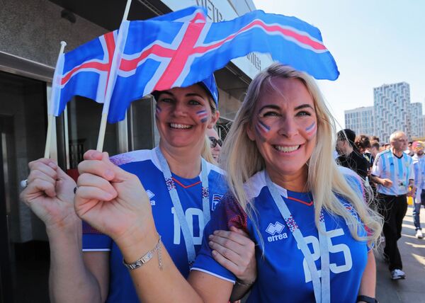 Nhóm CĐV của đội tuyển Iceland trước trận đấu vòng bảng World Cup Argentina vs Iceland - Sputnik Việt Nam