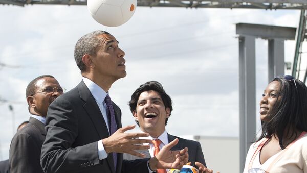 Tổng thống Hoa Kỳ Barack Obama trong trận đấu bóng đá ở Tanzania, năm 2013 - Sputnik Việt Nam