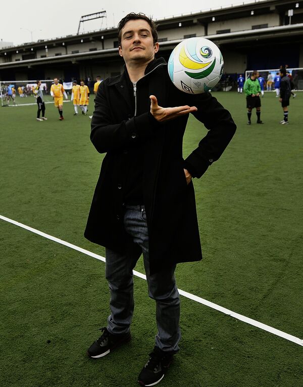 Diễn viên người Anh Orlando Bloom với quả bóng đá, năm 2011 - Sputnik Việt Nam