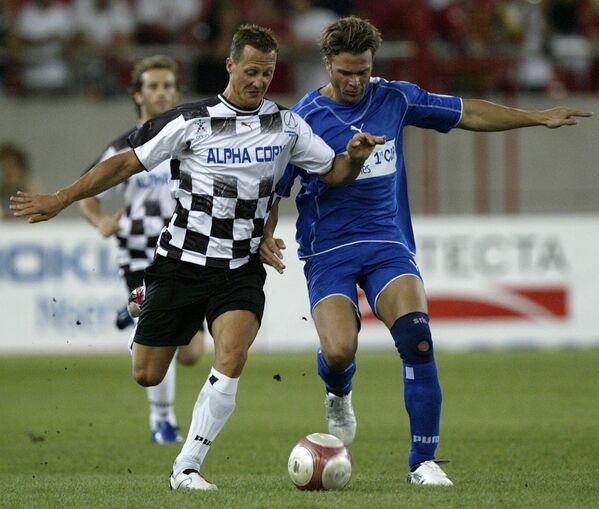 Tay đua người Đức Formula - 1 Michael Schumacher và diễn viên Sommer trong trận đấu bóng đá từ thiện ở Hy Lạp, năm 2006 - Sputnik Việt Nam