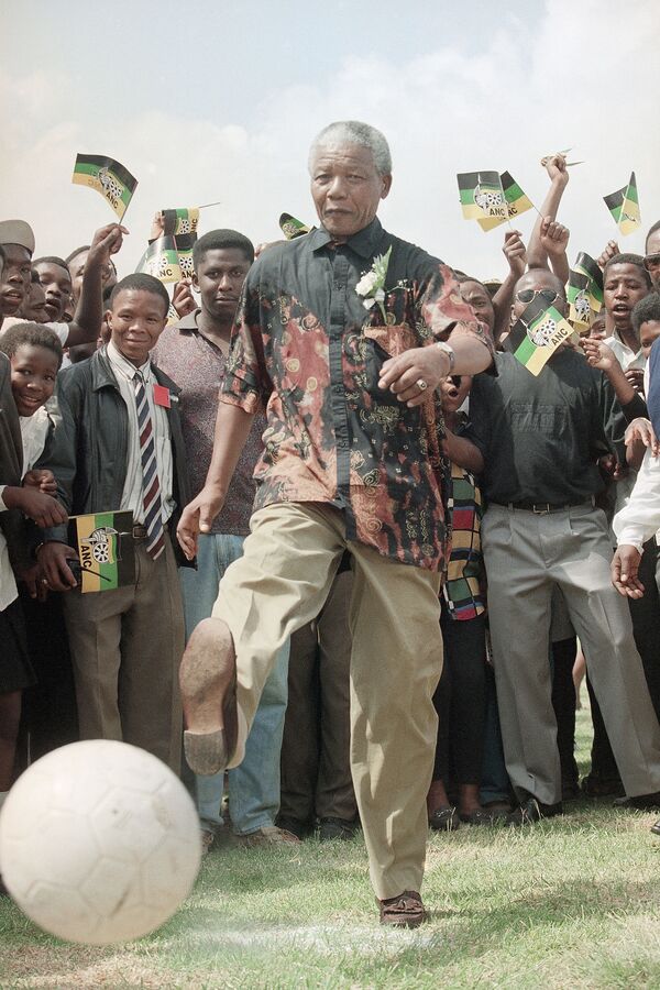 Chủ tịch nghị viện Châu Phi Nelson Mandela chơi bóng tại Trường Nông nghiệp Boskop ở Nam Phi, năm 1994 - Sputnik Việt Nam