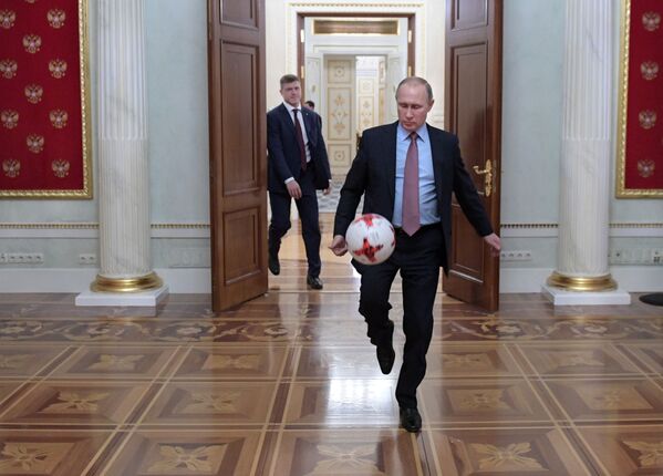 Tổng thống Nga Vladimir Putin với quả bóng sau cuộc gặp ở điện Kremlin với Chủ tịch FIFA Gianni Infantino. - Sputnik Việt Nam