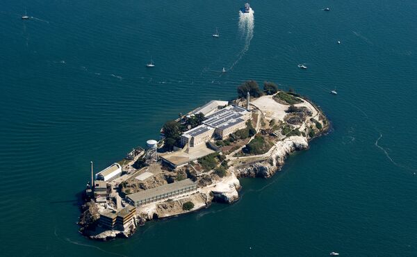 Đảo Alcatraz nằm ở vịnh gần San Francisco. Trước đây là pháo đài quân sự, sau đó là nhà tù nghiêm ngặt dành cho những tên tội phạm nguy hiểm nhất. Hiện nay nhà tù trở thành bảo tàng. - Sputnik Việt Nam