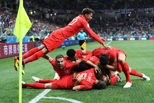 Cầu thủ đội tuyển quốc gia Anh vui mừng sau khi ghi bàn trong trận đấu vòng bảng World Cup 2018 giữa các đội tuyển quốc gia Tunisia và Anh - Sputnik Việt Nam