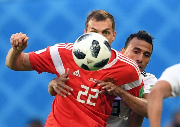 Cầu thủ đội tuyển quốc gia Nga Artem Dzyuba trong trận đấu vòng bảng World Cup 2018 giữa các đội tuyển quốc gia Nga và Ai Cập - Sputnik Việt Nam