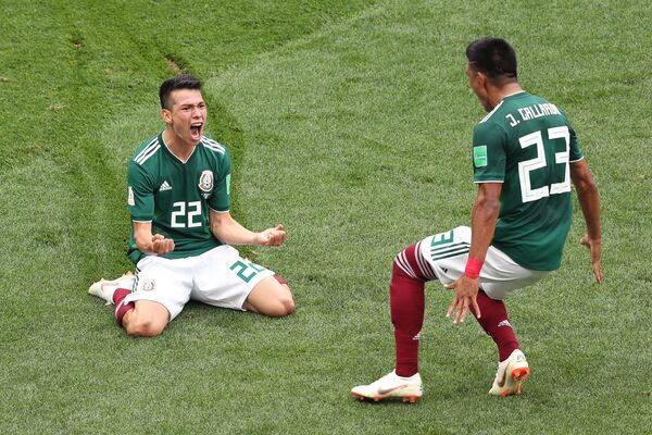 Irving Lozano và Jesus Gallardo ghi bàn thắng trong trận đấu vòng bảng World Cup 2018 giữa đội tuyển quốc gia Đức và Mexico - Sputnik Việt Nam