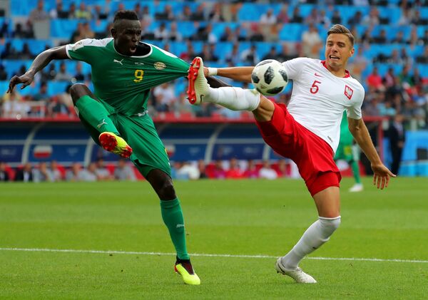 Mame Diouf và Jan Bednarek trong trận đấu vòng bảng World Cup 2018 giữa đội tuyển Ba Lan và Senegal - Sputnik Việt Nam