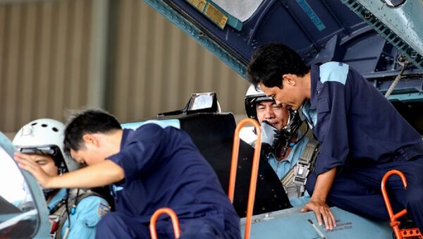 Trước khi bay, các nhân viên kỹ thuật phải kiểm tra lần cuối tình trạng buồng lái và trợ giúp phi công thực hiện các thao tác chuẩn bị bay - Sputnik Việt Nam