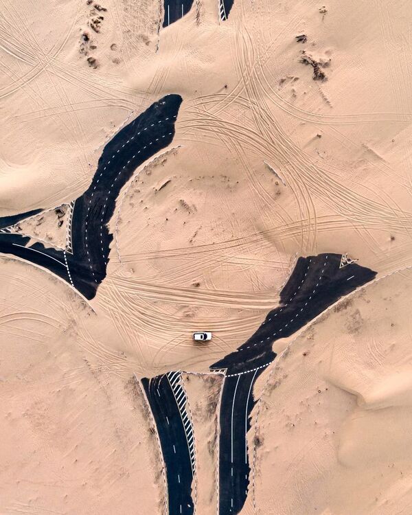 Ảnh chụp các con đường phủ đầy cát ở Các Tiểu vương quốc Ả Rập thống nhất do nhiếp ảnh gia Irenaeus Herok thực hiện - Sputnik Việt Nam