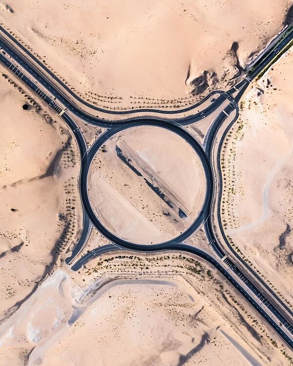 Ảnh chụp các con đường phủ đầy cát ở Các Tiểu vương quốc Ả Rập thống nhất do nhiếp ảnh gia Irenaeus Herok thực hiện - Sputnik Việt Nam