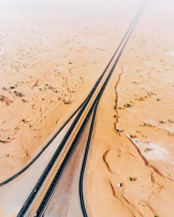Hình ảnh từ trên không chụp con đường trong sa mạc ở Các tiểu vương quốc Ả Rập thống nhất - Sputnik Việt Nam