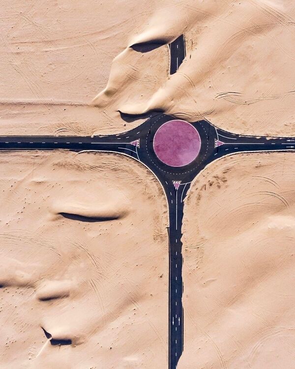 Hình ảnh từ trên không chụp con đường trong sa mạc ở Các tiểu vương quốc Ả Rập thống nhất - Sputnik Việt Nam