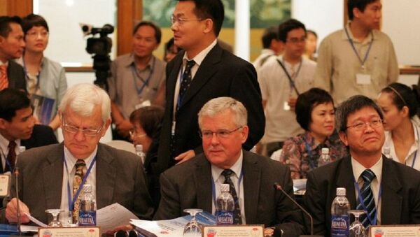 GS Thayer chuẩn bị tranh luận với 2 học giả Trung Quốc tại Hội thảo Biển Đông 2010, sau GS Thayer là TS Vương Hàn Lĩnh. - Sputnik Việt Nam