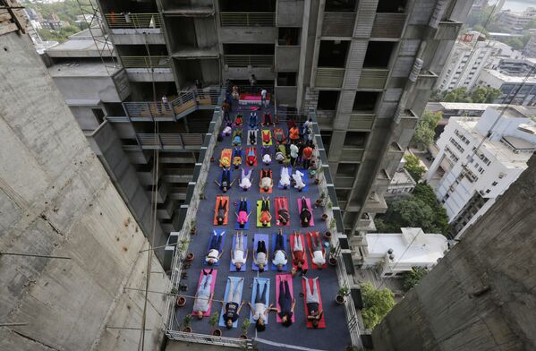 Tập yoga giữa hai tòa tháp của một khu dân cư cao tầng đang được xây dựng ở Ahmadabad, Ấn Độ - Sputnik Việt Nam