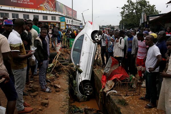 Ô tô bị rơi xuống dòng nước xoáy trong trận lụt ở thành phố Abidjan, Bờ Biển Ngà - Sputnik Việt Nam