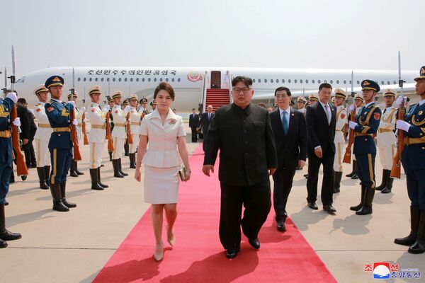 Lãnh đạo CHDCND Triều Tiên Kim Jong-un và vợ ông Li Sol Zhu trong chuyến thăm Trung Quốc - Sputnik Việt Nam