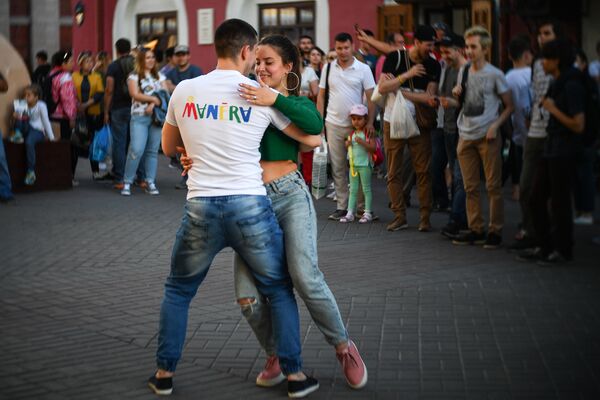 Cặp du khách múa trên đường phố ở Kazan - Sputnik Việt Nam