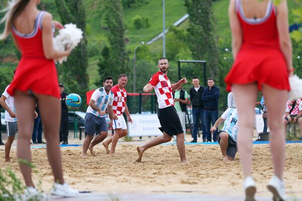 Trận đấu giao hữu bóng đá bãi biển giữa những người hâm mộ Argentina và Croatia ở Nizhny Novgorod - Sputnik Việt Nam