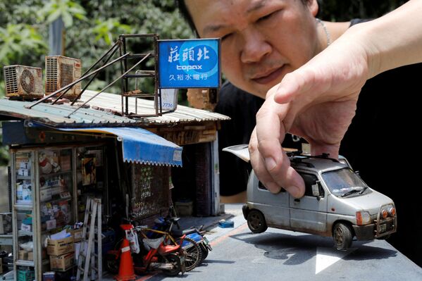 Nghệ sĩ Đài Loan Hank Cheng với mô hình thu nhỏ các cảnh đường phố ở Đài Bắc - Sputnik Việt Nam