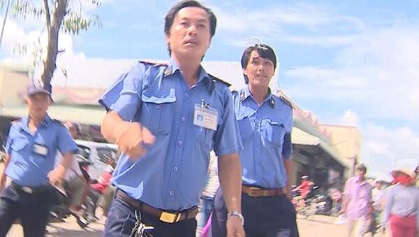 Nhóm bảo vệ lao về phía nhóm phóng viên của VTV Cần Thơ - Sputnik Việt Nam