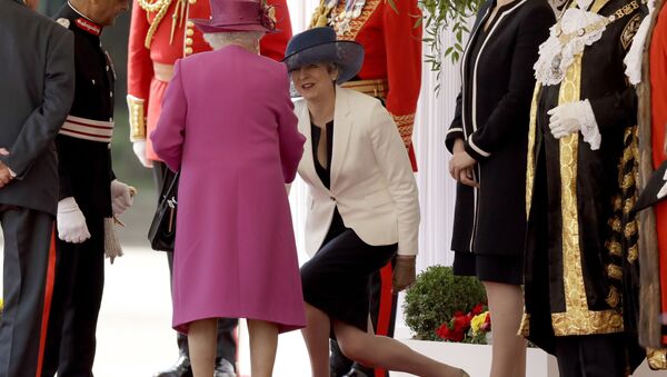 Theresa May và Nữ hoàng Elizabeth II - Sputnik Việt Nam