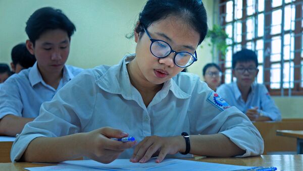 Thí sinh làm bài thi môn Ngữ văn, môn duy nhất thi theo hình thức tự luận. - Sputnik Việt Nam