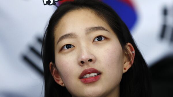 Болельшица из Южной Кореи на XXIII зимних Олимпийских играх в Пхенчхане - Sputnik Việt Nam