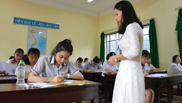 Thí sinh chứng kiến đề thi môn văn còn niêm phong tại điểm thi Trường Trung học Phổ thông Buôn Ma Thuột (Đắk Lắk). - Sputnik Việt Nam