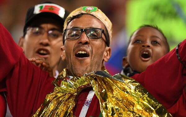 Fan bóng đá trong khi trận đấu World Cup giữa Tây Ban Nha và Morocco - Sputnik Việt Nam