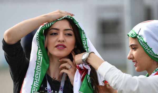 Nữ cổ động viên đội tuyển quốc gia Iran trước trận đấu vòng bảng World Cup giữa đội tuyển Iran và Bồ Đào Nha - Sputnik Việt Nam