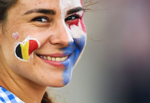Nữ cổ động viên trước khi bắt đầu trận đấuvòng bảng World Cup giữa đội tuyển Bỉ và Panama - Sputnik Việt Nam