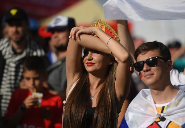 Những cổ động viên nữ trong khu vực dành cho người hâm mộ xem chương trình phát sóng trận đấu giữa các đội tuyển quốc gia Uruguay và Nga tại Moskva - Sputnik Việt Nam