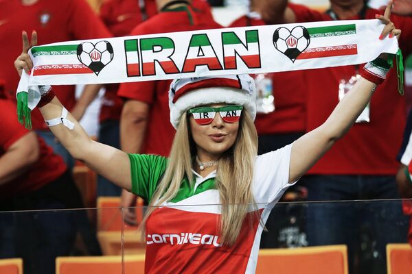 Fan nữ Iran tại trận đấu vòng bảng World Cup giữa hai đội tuyển quốc gia Iran và Bồ Đào Nha. - Sputnik Việt Nam