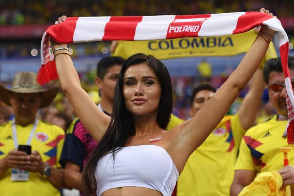 Nữ cổ động viên Ba Lan trước trận đấu World Cup giữa Colombia và Ba Lan. - Sputnik Việt Nam