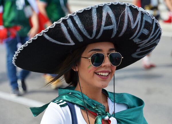 Fan nữ của đội tuyển quốc gia Mexico trước trận đấu bóng đá World Cup giữa Hàn Quốc và Mexico. - Sputnik Việt Nam