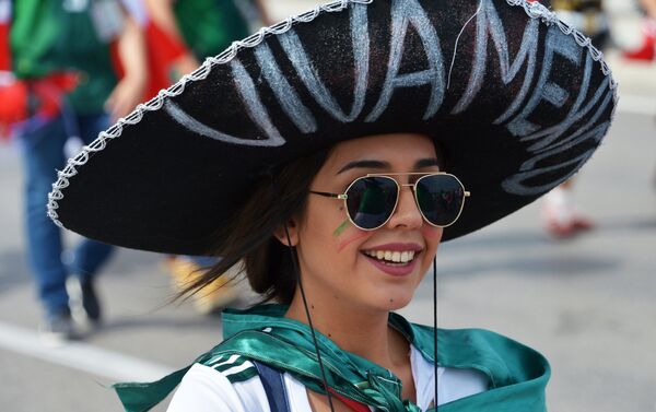 Fan nữ của đội tuyển quốc gia Mexico trước trận đấu bóng đá World Cup giữa Hàn Quốc và Mexico. - Sputnik Việt Nam