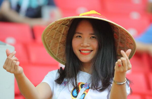 Nữ cổ động viên đến từ Việt Nam trước trận đấu World Cup 2018 giữa Ba Lan và Senegal - Sputnik Việt Nam
