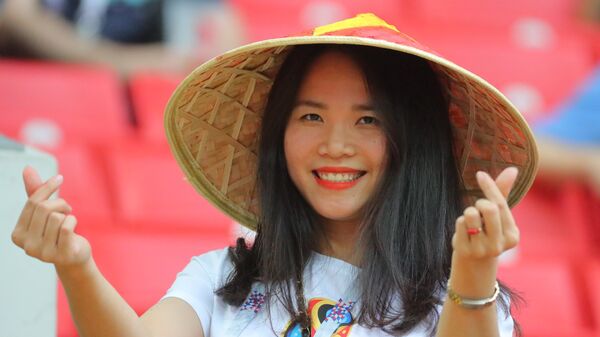 Nữ cổ động viên đến từ Việt Nam trước trận đấu World Cup 2018 giữa Ba Lan và Senegal - Sputnik Việt Nam