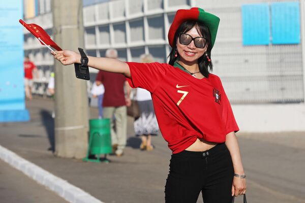 Cổ động viên nữ Trung Quốc trước trận đấu World Cup 2018 giữa hai đội tuyển quốc gia Iran và Bồ Đào Nha - Sputnik Việt Nam