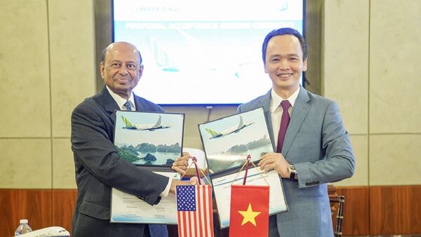 Chủ tịch Tập đoàn FLC Trịnh Văn Quyết và Phó Chủ tịch Boeing Dinesh Keskar thực hiện lễ ký kết. - Sputnik Việt Nam