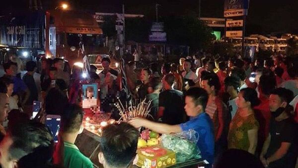 Người nhà thiếu nữ tử vong ở Hưng Yên mang quan tài ra QL5. - Sputnik Việt Nam