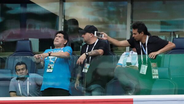 Cầu thủ bóng đá huyền thoại người Argentina Diego Maradona tại trận đấu vòng bảng World Cup giữa đội tuyển Argentina và Nigeria - Sputnik Việt Nam