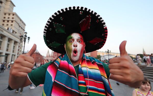 Cổ động viên Mexico phấn khởi trước chiến thắng của đội nhà trong trận đấu vòng bảng của World Cup, Mexico gặp Đức. - Sputnik Việt Nam