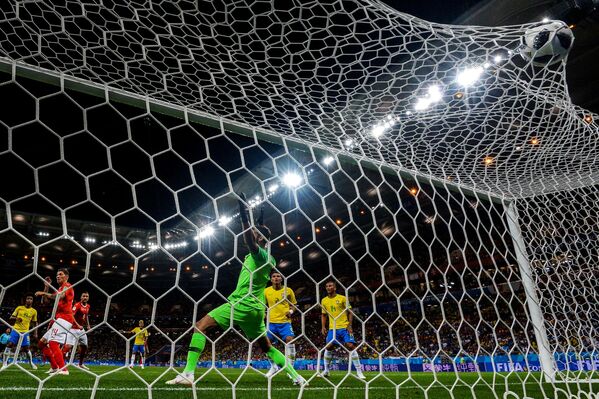 Bóng lọt vào khung thành của đội tuyển Brazil trong trận đấu vòng bảng của World Cup giữa Brazil và Thụy Sĩ. - Sputnik Việt Nam