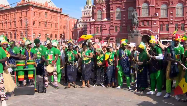 Fan bóng đá World Cup 2018 ở Nga: Điệu nhảy của vũ đoàn Senegal rung chuyển Matxcơva - Sputnik Việt Nam