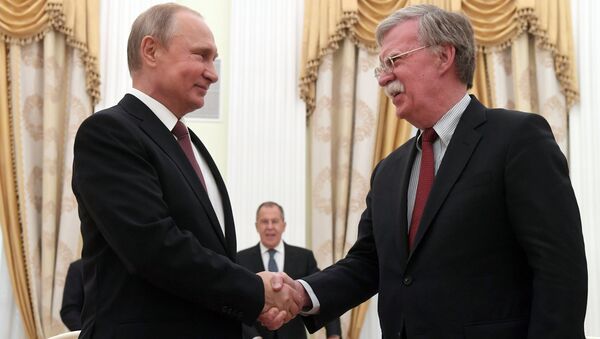 Tổng thống Nga Vladimir Putin và cố vấn an ninh quốc gia Mỹ John Bolton - Sputnik Việt Nam